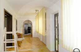 Casa 6 camere, 300 mp, 3400 mp teren, parcare, zona strazii Traian Vuia