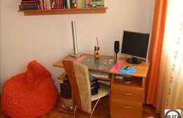 Apartament cu 4 camere, decomandat, etaj intermediar, zona Donath