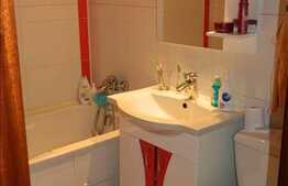 Apartament cu 4 camere, decomandat, etaj intermediar, zona Donath