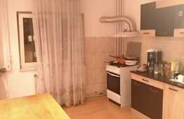 De vanzare 3 camere, etaj intermediar, garaj, zona strazii Arinilor