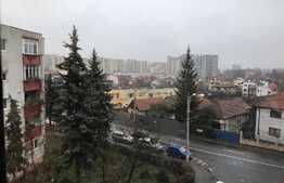 Apartament 4 camere de vanzare, 70 mp utili, cu boxa, zona Campului