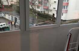 Apartament 4 camere de vanzare, 70 mp utili, cu boxa, zona Campului