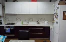 De vanzare apartament 3 camere, 54 mp, balcon, parcare, zona Bisericii Ortodoxe