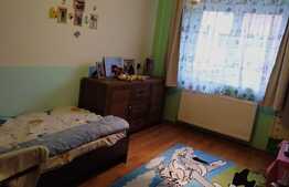 De vanzare apartament 3 camere, 54 mp, balcon, parcare, zona Bisericii Ortodoxe