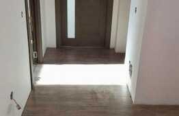Apartament pe doua niveluri, 3 camere, 94 mp, parcare, zona Primariei