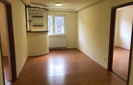 Apartament 4 camere, etaj intermediar, decomandat, zona Colina