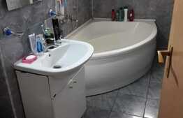 Apartament 3 camere, 74 mp, decomandat, boxa si garaj, zona Billa