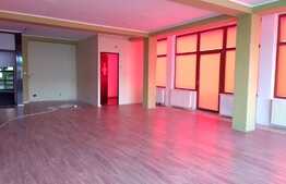 Spatiu comercial, 80 mp, cu vitrina la strada!