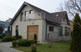 Casa de inchiriat in cartier rezidential din Floresti! 