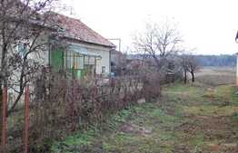 Teren intravilan de 2590 mp, situat in zona de case