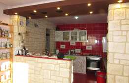 Apartament in casa, 72 mp, terasa, gradina 400mp, spatiu depozitare 120mp, zona strazii Doinei