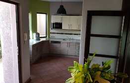 Casa 200 mp, 6 camere, 2 parcari, gradina amenajata, zona strazii Donath