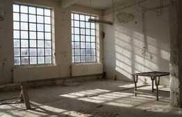 Hala cu teren in Izvorul Crisului. 