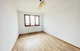 Casa cu 7 camere, 275 mp utili, 840 mp teren, doua garaje, zona strazii Oasului