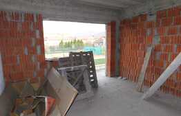 Casa insiruita la rosu, zona centrala!