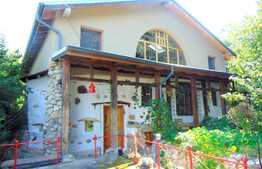 Casa individuala, 200 mp, 1300 mp teren, zona foarte frumoasa de case in Faget!