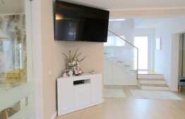 Vrei sa locuiesti in lux si sa ai o curte generoasa? Am gasit oferta potrivita!