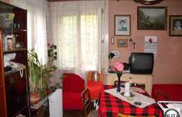 2 camere de vanzare, 68 mp , curte comuna 200 mp, zona centrala