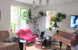 Casuta cocheta de vanzare, locatie accesibila si magazine!