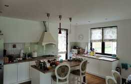 Vrei sa locuiesti in lux si sa ai o curte generoasa? Am gasit oferta potrivita!