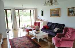 Vrei sa locuiesti in lux si sa ai o curte generoasa? Am gasit oferta potrivita!