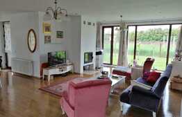 Vrei sa locuiesti in lux si sa ai o curte generoasa? Am gasit oferta potrivita!