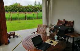 Vrei sa locuiesti in lux si sa ai o curte generoasa? Am gasit oferta potrivita!