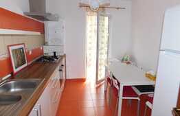 Apartament decomadat, spatiu generos, etaj intermediar, parcare cu CF, zona Porii