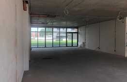 Spatiu comercial cu vitrina generoasa si parcare