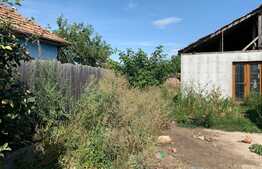 Casa demolabila cu 689 mp teren, 14 mp front, utilitati, zona Ambient