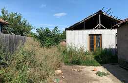 Casa demolabila cu 689 mp teren, 14 mp front, utilitati, zona Ambient