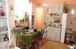 Apartament de vanzare cu 2 camere 72 mp utili + curte 50 mp