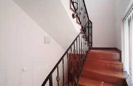 Casa cu 5 camere, garaj si 510 mp de teren, zona Tauti