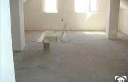 Apartament spatios dispus pe 2 nivele!