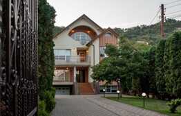 Cladire moderna, privata, pentru un sediu de firma elegant