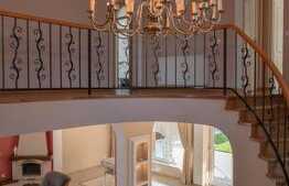 Cladire moderna, privata, pentru un sediu de firma elegant