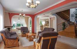 Cladire moderna, privata, pentru un sediu de firma elegant