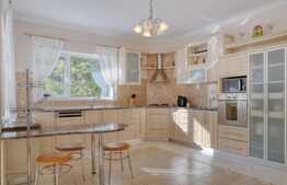 Cladire moderna, privata, pentru un sediu de firma elegant