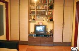 Apartament cu 3 camere de vanzare, etaj intermediar