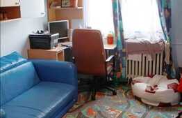 Apartament cu 3 camere de vanzare, etaj intermediar