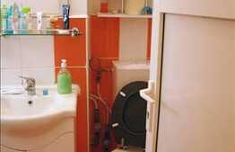 Apartament cu 3 camere de vanzare, etaj intermediar