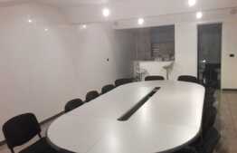 Suprafata mare de birouri, intr-o hala industriala