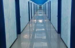 Suprafata mare de birouri, intr-o hala industriala