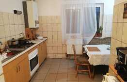 Apartament luminos cu 3 camere decomandat, 2 bai, etaj intermediar, zona Calea Floresti