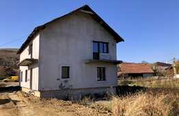 Casa individuala cu 200 mp utili si teren de 1000 mp, Dezmir!