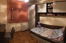Apartament cu 4 camere, etaj intermediar, 2 balcoane, zona Aleea Brates