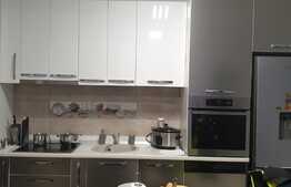 Apartament cu 3 camere, etaj intermediar, parcare, zona Vivo