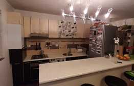 Garaj, parcare exterioara, 2 boxe, etaj intermediar, zona centrala