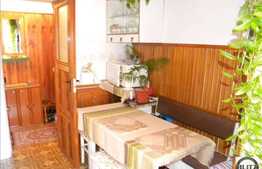 Vanzare apartament 4 camere etaj intermediar