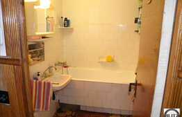 Vanzare apartament 4 camere etaj intermediar